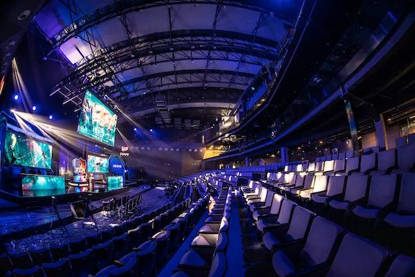 同时为年轻 同时为年轻